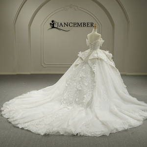 Vestido de Novia Moderno GT26024 con Encaje Largo, Apliques de Cristal, Escote Corazón Tradicional, Plumas Florales y Cola de Capilla, Largo hasta el Suelo - Product Image 3