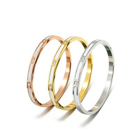 Bracelet Géométrique Femme en Acier Inoxydable Plaqué Or 18K avec Boucle Incrustée de Coquillages Blancs, Luxe Léger et Haut de Gamme, Tendance Niche