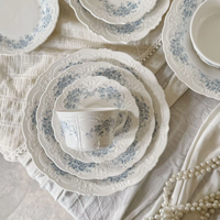 Ensemble d'assiettes à dîner en porcelaine florale bleue baroque européenne avec tasse et assiette vintage en dentelle gaufrée pour mariage
