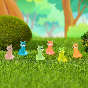 Poupée renard miniature qui brille dans le noir, décoration en résine, paquet multi-pièces pour ornement de bureau ou de salon - Product Image 1