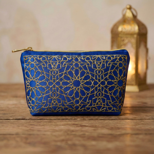 高級ベルベット製メイクアップバッグ、金刺繍入り化粧品ケース、カスタムロゴ入りロイヤルブルーのジッパーポーチ、ラマダンやイードのギフト、沈香オイル収納に - Product Image 1