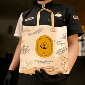 ถุงกระดาษคราฟท์สีขาวน้ำตาลสำหรับใส่อาหารกลับบ้านแบบรีไซเคิลได้ เป็นมิตรกับสิ่งแวดล้อม พิมพ์โลโก้ตามสั่ง พร้อมหูหิ้ว - Product Image 3