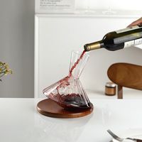 Carafe à vin rouge rotative soufflée à la main, 23 cm de haut, en verre nervuré sans plomb, avec plateau en bois pour la dégustation de vins en hôtel