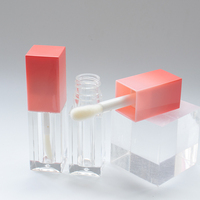 Tubes de gloss à lèvres carrés en plastique vides OEM ODM 4 ml avec bouchon à vis, emballage cosmétique couleur personnalisée pour gloss à lèvres