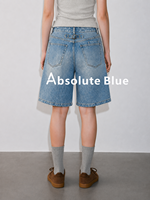 Shorts en jean vintage effet délavé, avec sangle de taille arrière réglable à boucle, coupe ample et jambe large pour femme, idéal pour un look décontracté ou urbain.