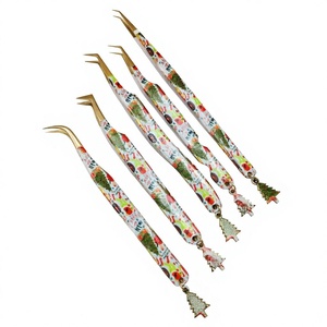 Pince à cils à motif de Noël, en acier inoxydable, à pointe fine courbée, outils de beauté personnalisés pour salon de beauté par Numisma - Product Image 1