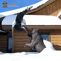Statue d'animal sauvage populaire TREVI, sculpture en bronze grandeur nature d'un ours qui combat un aigle