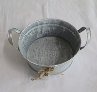 Pot Bunga Logam Bulat Galvanis Vintage dengan Pegangan, Hiasan Gantungan Hati dari Jute, Lonceng, dan Pot Bunga Kaleng Dekoratif untuk Dekorasi Rumah dan Taman