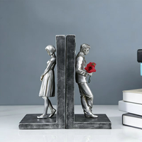 Porte-livres sculptural contemporain de luxe créatif pour couple avec motif pour la décoration du salon, ornements d'art, artisanat en résine