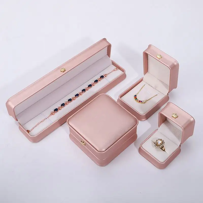 2024 שרשרת יוקרה סיטונאי קופסות אריזת תכשיטים סט קופסא מתנה תכשיטים עיצוב חוט Pu עור נרתיק תכשיטים