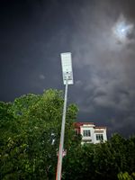 Farola LED Solar Integrada de 100W, IP65 Resistente a la Lluvia y Nieve, con Sensor de Lluvia, Encendido Automático, Doble CCT, Iluminación de Seguridad para Exteriores