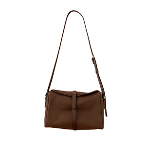 Sac à bandoulière tendance pour femme en cuir végétalien imperméable avec fermeture éclair et doublure en polyester - Product Image 1