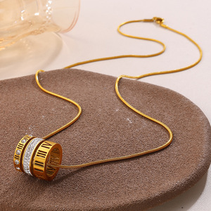 Collier Pendentif Tendance en Acier Inoxydable Plaqué Or 18K avec Chiffres Romains et Pavé de Diamants, Bijou de Soirée pour Femme - Product Image 2