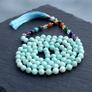 Collier Mala en Amazonite et perles avec accents multicolores et pompon bleu - Product Image 1