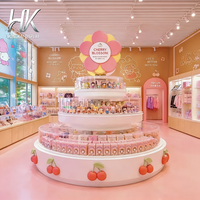 Étagères d'exposition incurvées à niveaux en acrylique durable, personnalisables, éclairées par LED, écologiques, pour l'agencement en îlot de jouets et objets de collection en magasin de détail
