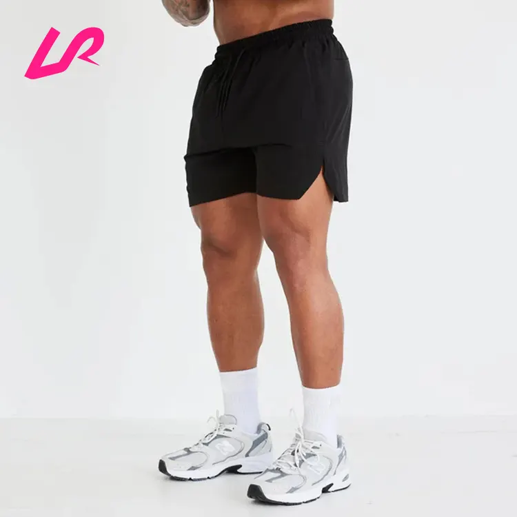 Individuelles Logo Herren Sommer Polyester Sportshorts netz gefüttert mit schnell trocknend atmungsaktiv kühl geteilt Saumschnitt Fitness-Shorts