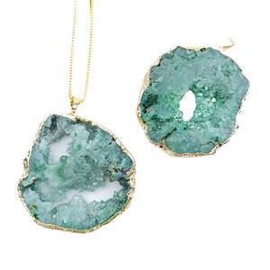 Collana in Pietra Naturale per Donne, Pendente Irregolare in Quarzo Geode Colorato, Gioiello con Cristallo Curativo Riki e Bordo Dorato - Product Image 2