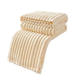 Couverture en <span class=keywords><strong>flanelle</strong></span> rayée en fourrure de lapin, en polaire corail, épaisse, chaude, légère, style européen américain, cadeau en gros - Product Image 5