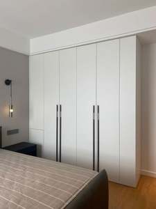 Armoires de chambre à coucher en bois blanc résistantes à la déformation, fabriquées sur mesure, avec des designs de portes en verre - Product Image 2