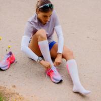 Chaussettes de compression ultralégères personnalisées OEM 20-30 mmHg, sans ampoules, pour la course à pied et les sports de performance