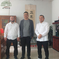 Un client du Kazakhstan visite notre usine de serres et commande une serre multi-voûtes.