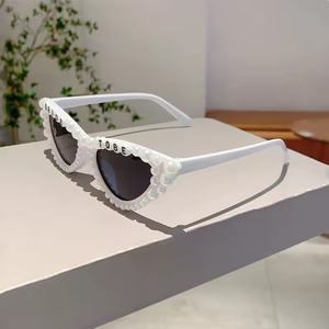 Lunettes de soleil en perles Just Married pour la fête de mariage, la fête de fiançailles, les accessoires de décoration de mariage, les accessoires photo, cadeau pour la future mariée - Product Image 3