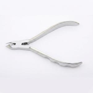 Extracteur professionnel de callosités en acier inoxydable Logo personnalisé Enlèvement de la peau morte Tondeuse Centre Ressort Pince à cuticules pour ongles Échantillon gratuit - Product Image 1