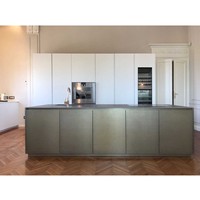 Meubles de cuisine en métal laqué haut de gamme sur mesure, design sans poignées, dessus en marbre de luxe, armoires de cuisine modulaires pour la maison