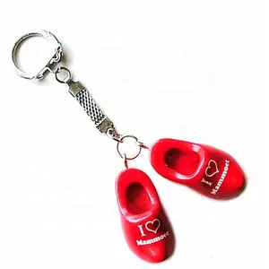 Porte-clés paire de chaussures en bois avec logo cœur, i love mamans, design personnalisé avec livraison gratuite