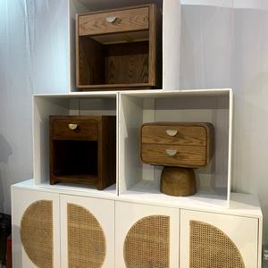 Table de chevet en placage de frêne à 1 tiroir, meuble de chambre en bois avec poignée en fer pour usage domestique ou hôtelier - Product Image 5