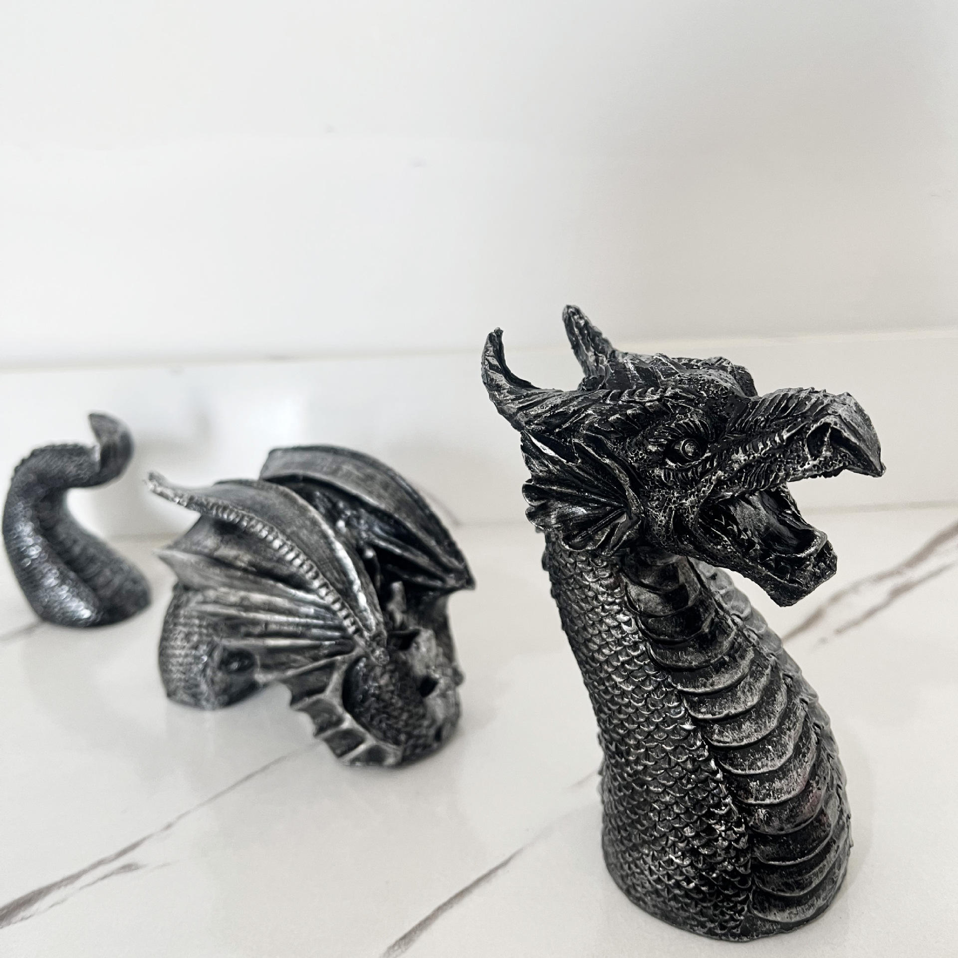 สีเทาเข้ม