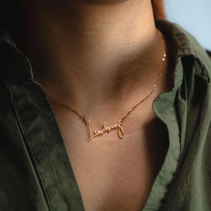 Les colliers avec nom personnalisé font des cadeaux d'anniversaire de mariage parfaits Options de police préférées Collier en acier inoxydable avec breloque avec nom délicat - Product Image 2