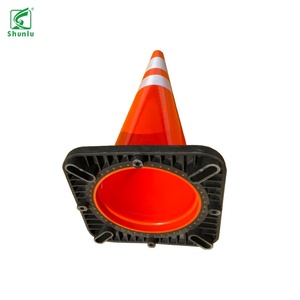 Nouveaux cônes de signalisation routière en PVC de 90 cm avec bande réfléchissante en caoutchouc PE flexible, signalisation d'avertissement routière pour la sécurité routière - Product Image 4