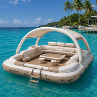 Plateforme aquatique gonflable commerciale avec abri en dôme, sièges rembourrés et table en bois pour le tourisme côtier