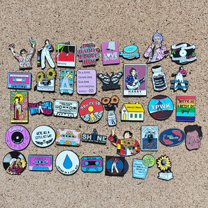 Broche en alliage de zinc émaillée de qualité, populaire, avec motif de <span class=keywords><strong>chanteur</strong></span> de dessin animé 3D, paroles de chanson imprimées UV, et message en lettres - Product Image 3