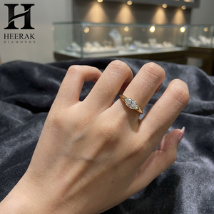 Bague de luxe en or massif avec diamant de laboratoire taille marquise Ouest-Orient, sertie demi-cerclée, solitaire, pour anniversaire - Product Image 1