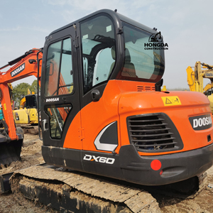 Mini-excavatrice DOOSAN DX60-9C d'occasion, 6 tonnes, origine Corée, faible nombre d'heures, stock disponible, bon état d'origine, moteur PLC, pompe testée - Product Image 1