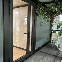 Maison conteneur extensible de luxe 40 pieds à cadre noir, style désert moderne, étanche et résistante au vent, idéale pour hôtel, bureau, école