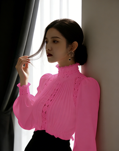 Blusa de Cuello Alto con Encaje Fucsia para Mujer Talla Grande - Elegante Top de Gasa Plisada con Mangas Abullonadas para Uso Formal y Casual - Product Image 3