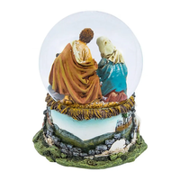 Globe de neige de la Nativité de Noël fait à la main avec globe d'eau de la Sainte Famille en résine musicale