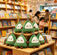 Peluche Zongzi en forme de ravioli de riz, enveloppée d'un tissu en velours côtelé vert triangulaire, avec visage souriant et membres marron, à suspendre