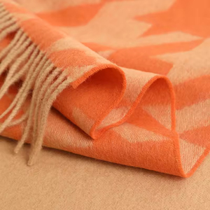 Écharpe en laine à motif pied-de-poule ondulé double face, impression géométrique et pompons, avec service de personnalisation de logo OEM pour cadeaux d'entreprise - Product Image 2