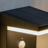 Capteur de mouvement moderne en forme de L vers le bas éclairage de panneau mural solaire à LED monté en aluminium moulé sous pression pour jardin extérieur