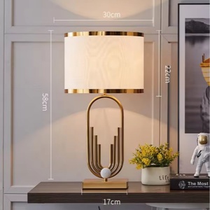 Mesita de Noche Moderna y Lujosa con Lámpara Dorada - Product Image 1