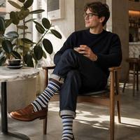 Chaussettes mi-mollet en coton doux pour hommes, à rayures et blocs de couleur sur les orteils et le bordure, avec logo personnalisé, vente en gros OEM pour usage quotidien