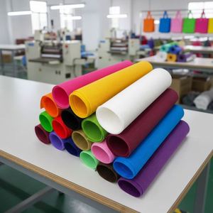 Tissu non tissé 100% polypropylène PP, imperméable, respirant, tissu non tissé spun-bonded en rouleau pour sac de courses - Product Image 2