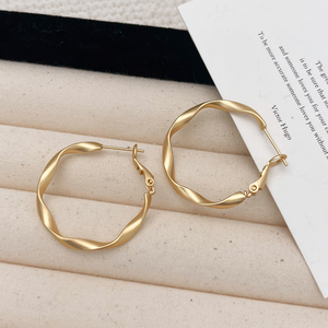 Pendientes de Aro Trenzados de Tamaño Mediano para Mujer, Geométricos, Clásicos, de Aleación de Cobre Chapado en Oro de 24K, Hechos en China, de UM Jewelry - Product Image 3