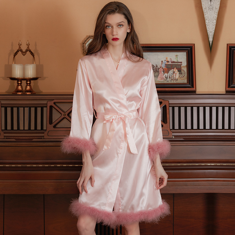 Plumes sur l'ourlet rose sans mots