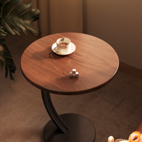 Une petite table d'appoint ronde au design compact avec une structure robuste. Une table d'appoint en bois massif exquise pour le canapé.