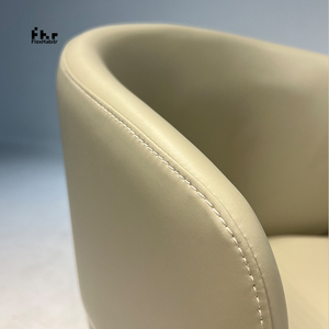 Sillón de Comedor Tapizado en Beige Personalizable con Patas de Bronce Vintage, Venta al Por Mayor para Proyectos Comerciales - Product Image 6